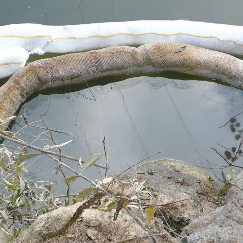 barrage absorbant pour retenir la pollution sur l'eau