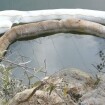 barrage absorbant pour retenir la pollution sur l'eau