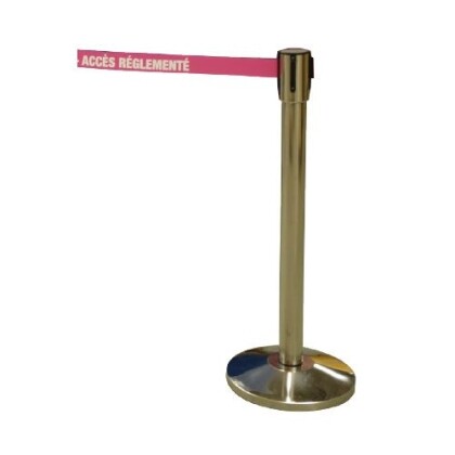 Poteau avec bandeau de balisage étirable